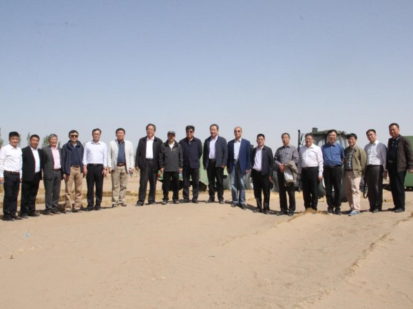 中國(guó)林學(xué)會(huì)“多功能固沙集成技術(shù)裝備創(chuàng)制與應(yīng)用”項(xiàng)目科技成果評(píng)價(jià)會(huì)在全國(guó)荒漠化防治（機(jī)械治沙工程）試驗(yàn)示范基地 成功舉辦