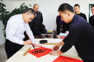 妙筆丹青描萬福，墨香四溢喜萬家             ——新能源公司開展“送萬福進萬家”活動
