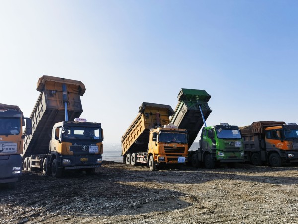 【“三抓三促”行動進(jìn)行時(shí)】  甘肅建投路橋工程有限公司烏魯木齊機(jī)場改擴(kuò)建土方工程項(xiàng)目有序推進(jìn)