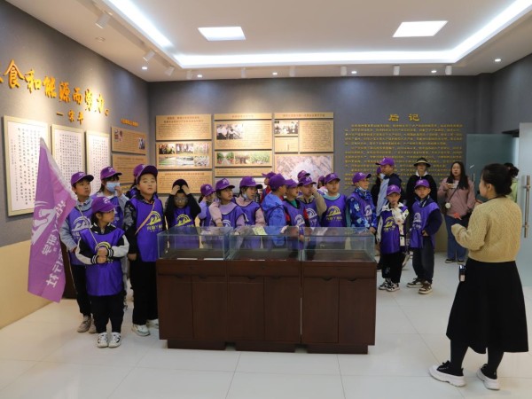 甘肅建投新能源公司沙漠研學(xué)旅行基地舉辦“沙漠尋綠，奪寶之旅”主題研學(xué)活動(dòng)