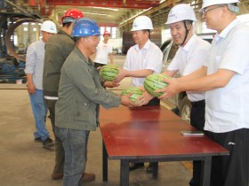 甘肅建投新能源公司開展“關愛職工 夏送清涼”慰問活動 ——炎炎夏日戰(zhàn)酷暑 慰問一線潤心田